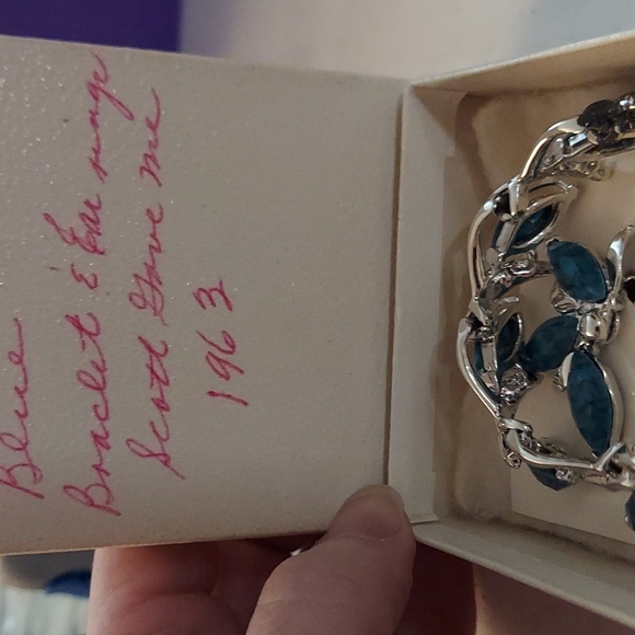 Vintage clip on earrings and bracelet, 1963 - Picture 7 of 7